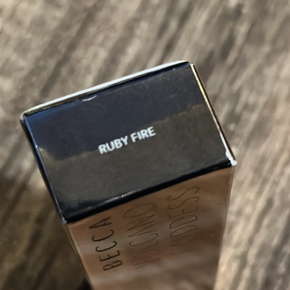 🥰🥰Becca Volcano Goodess Glow Gloss - Ruby Fire🥰🥰